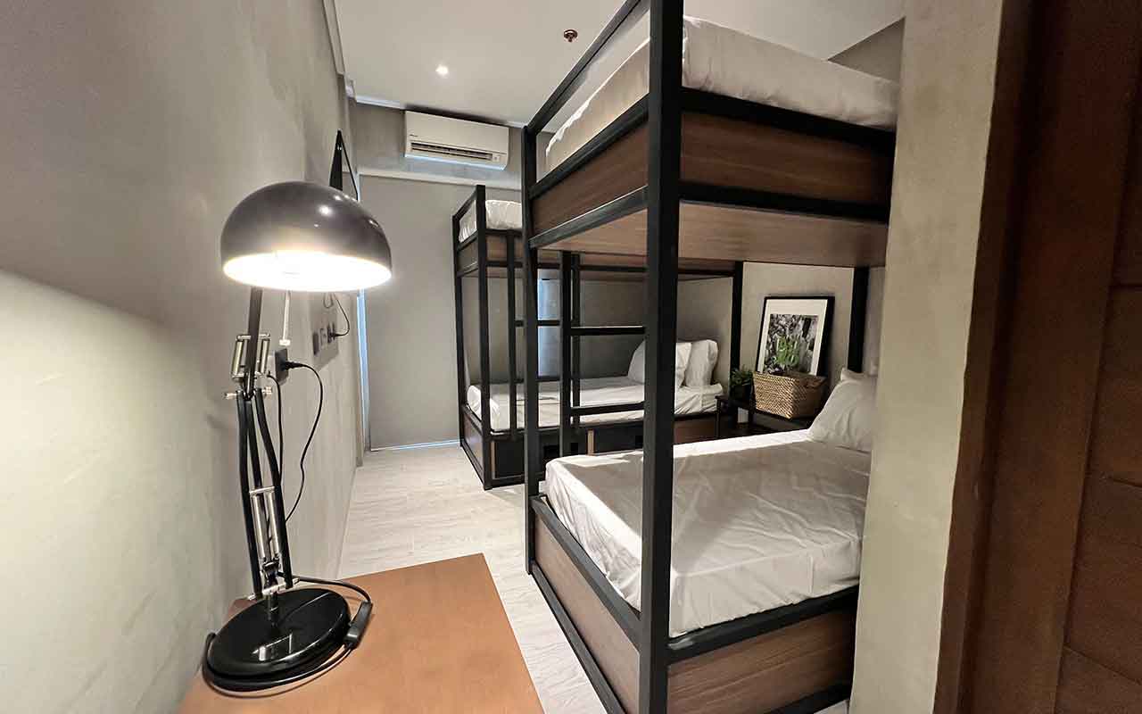 Acro Residences Quad Room - a family room inside a hotel in Guiguinto, Bulacan